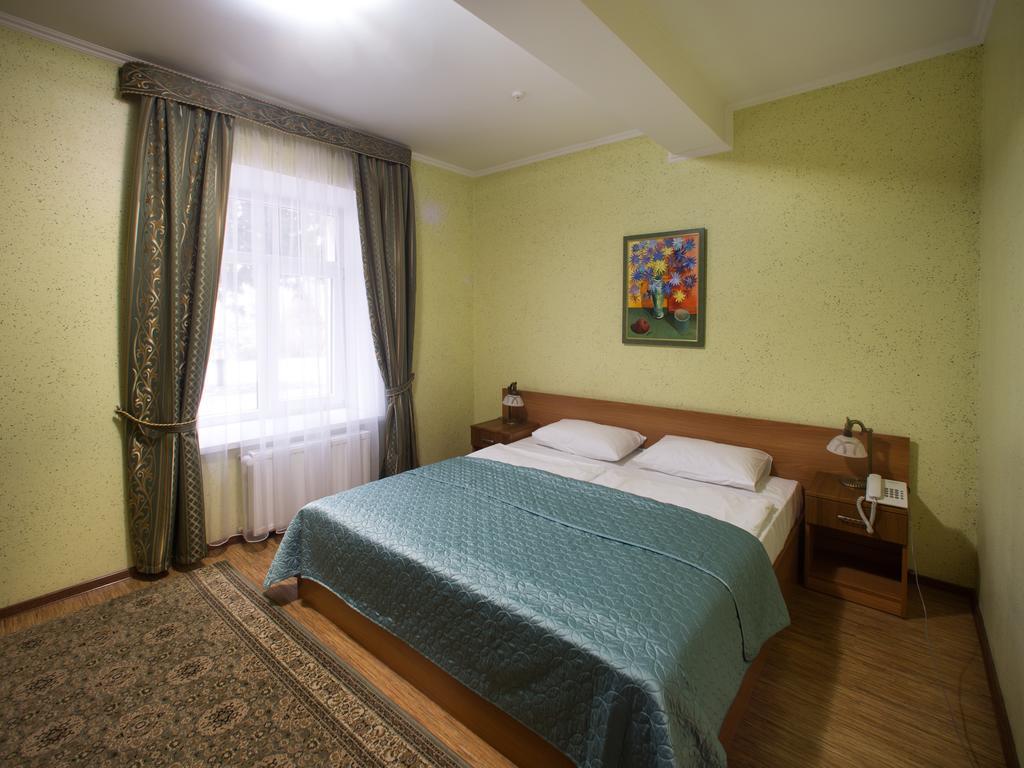 Gala Hotel Kamianets-Podilsky Chambre photo