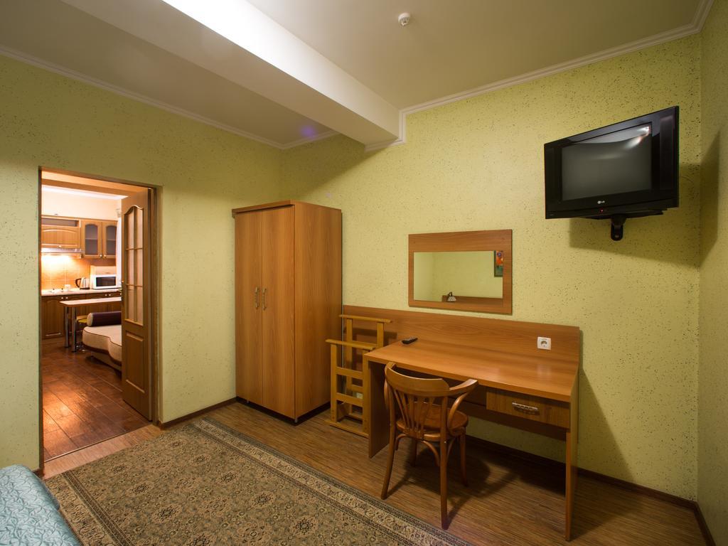 Gala Hotel Kamianets-Podilsky Chambre photo