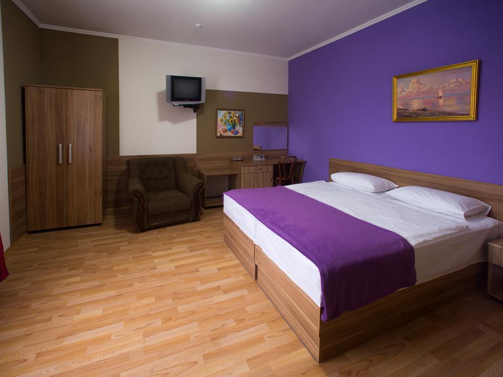 Gala Hotel Kamianets-Podilsky Chambre photo